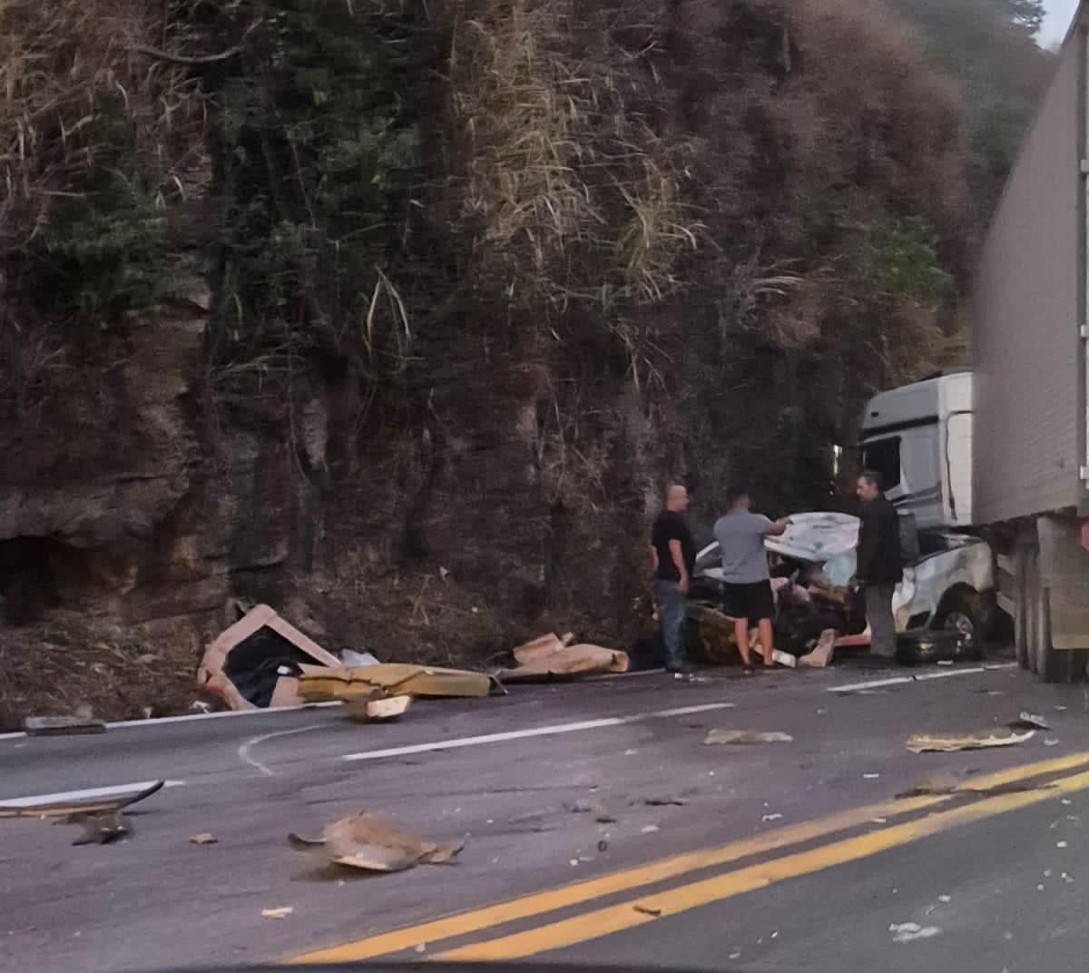 Colisão frontal entre carreta e caminhonete no Corte de Pedras deixa vítima grave na BR-381