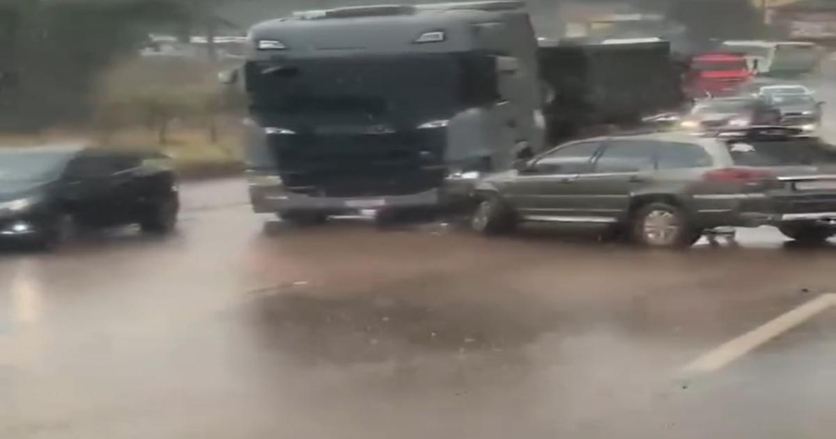 Vídeo - Chuva forte provoca acidente entre carro e carreta na BR-040, em Congonhas