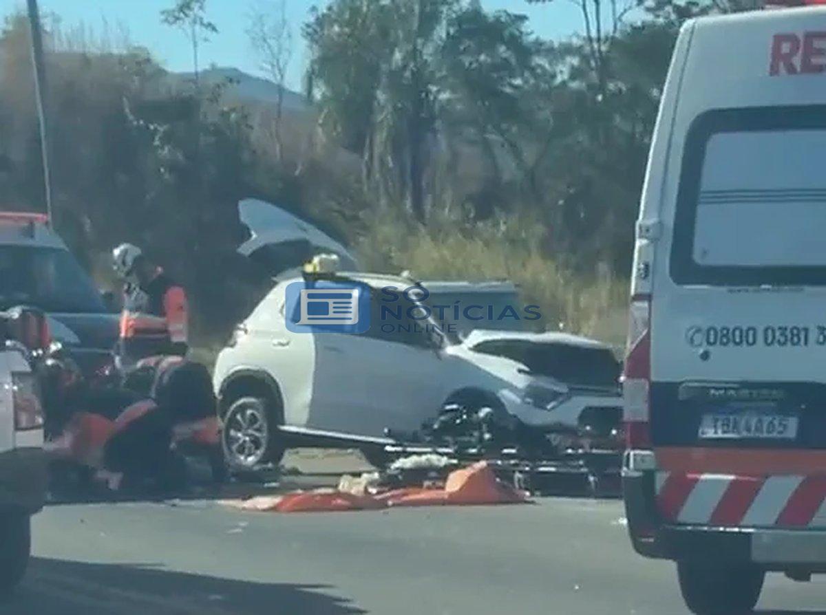 Vai pegar a BR-381 hoje? Acidente entre carro e ônibus trava trânsito no sentido Itabira