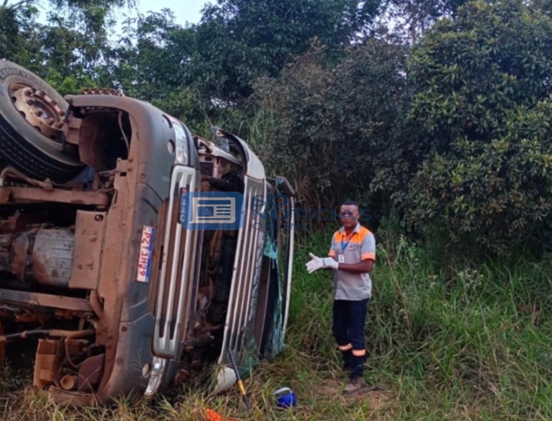 Motorista morre esmagado após carreta tombar na MG-129, sentido Catas Altas