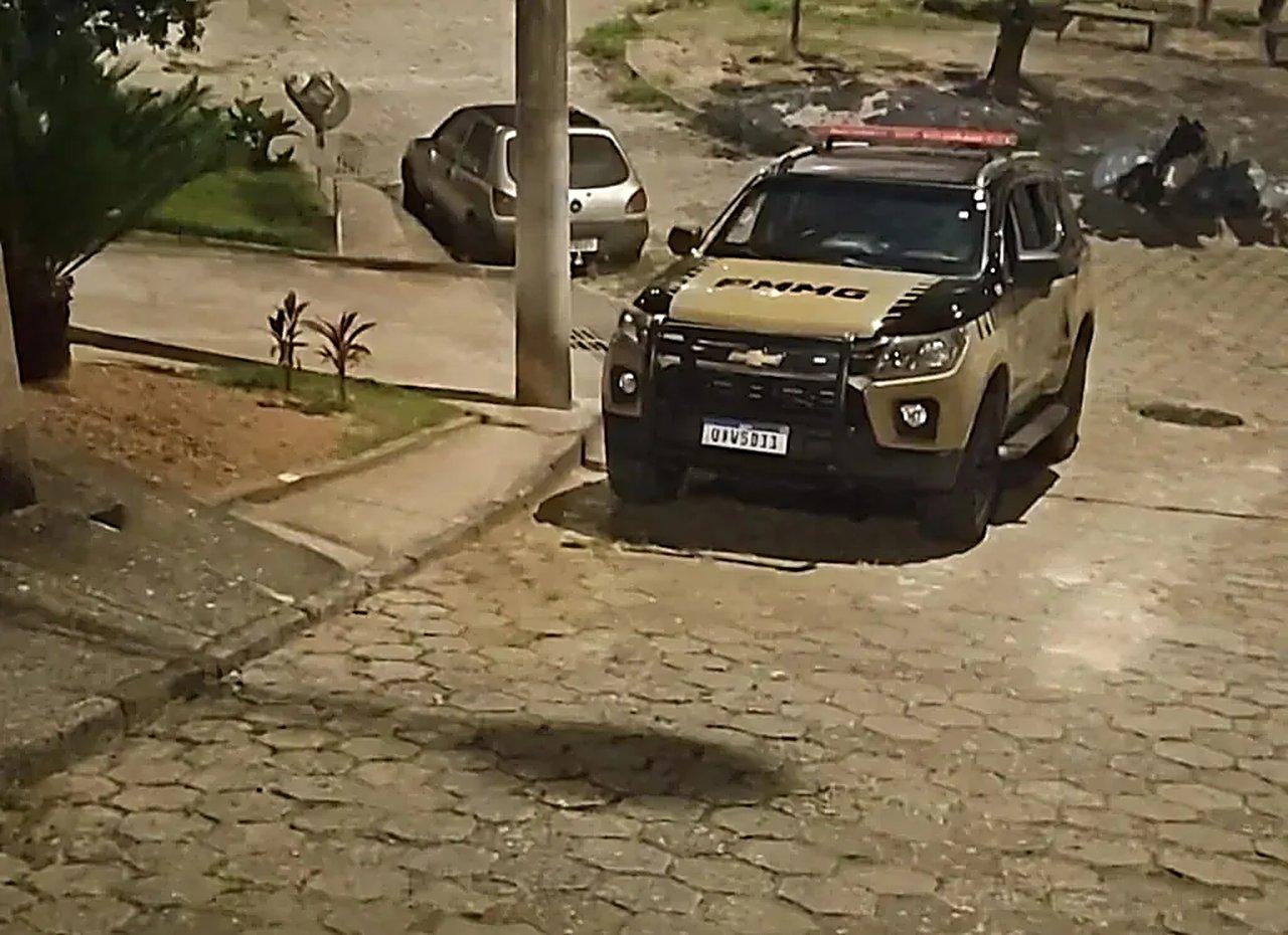 Adolescente é baleado ao sair de casa para ver o que estava acontecendo na Travessa Gaivotas em Itabira 
