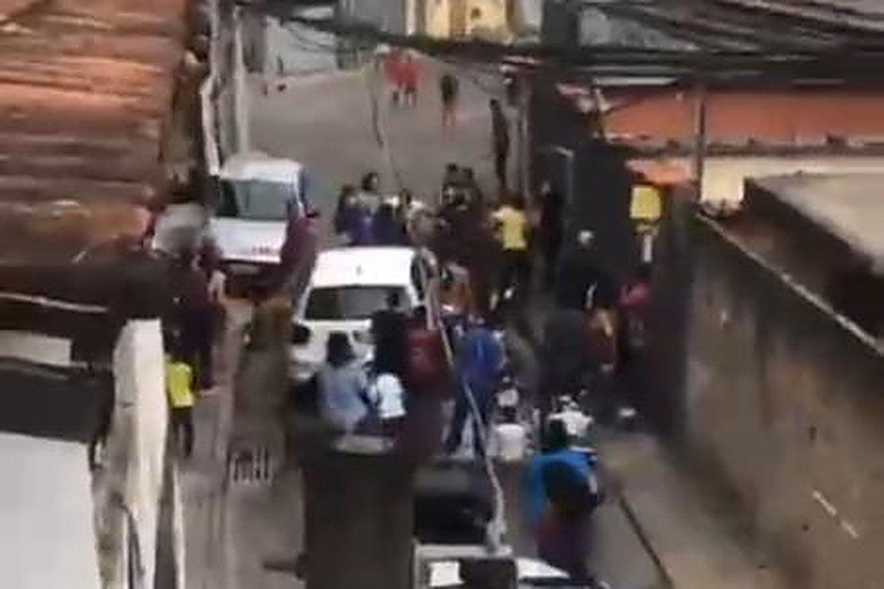 Cão de família salva crianças e ataque de pit bull termina em briga generalizada no Horto, em BH
