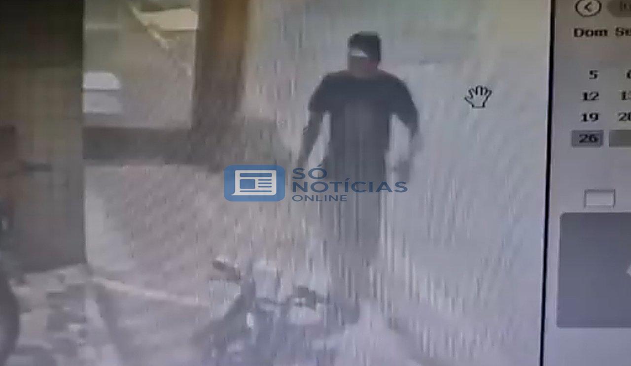 Vídeo - Bicicleta elétrica é furtada em frente a barbearia no Centro de João Monlevade