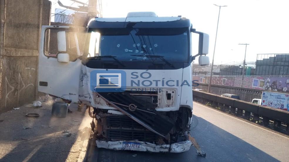 Vídeo - Caminhoneiro bate em viaturas, ataca PM com faca e é baleado no Anel Rodoviário