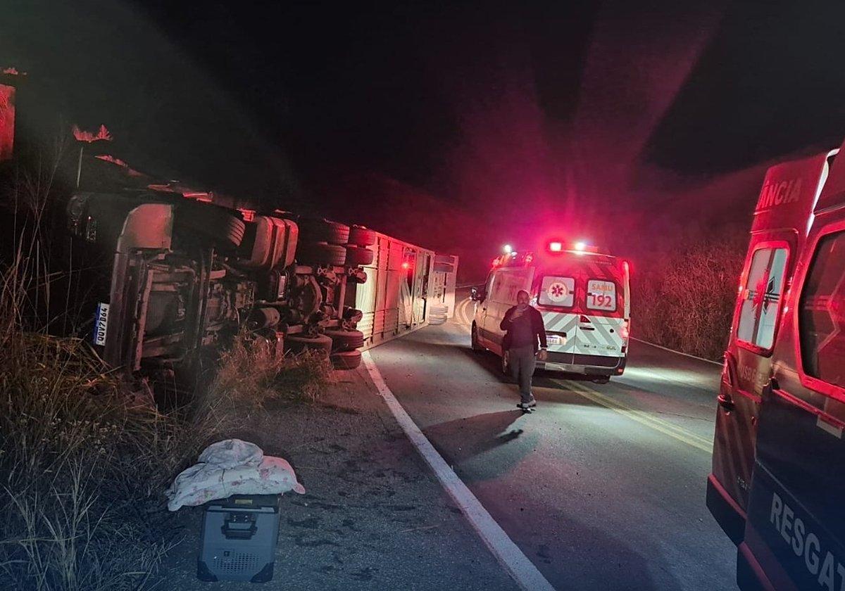 Carreta cegonha capota na BR-262 e joga carros para fora da pista em São Domingos do Prata