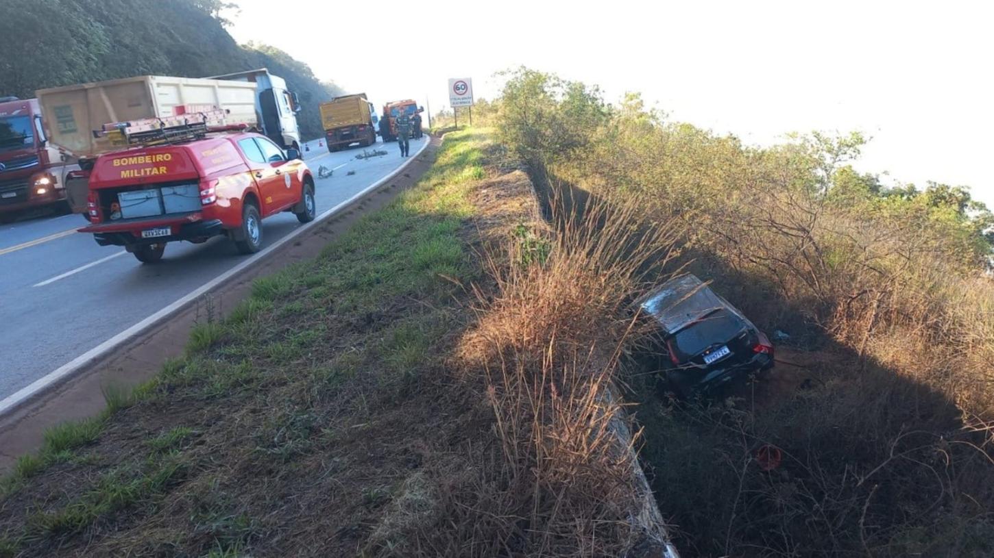 Mulher fica presa em carro após cair em ribanceira de 5 metros na BR-356, em Itabirito