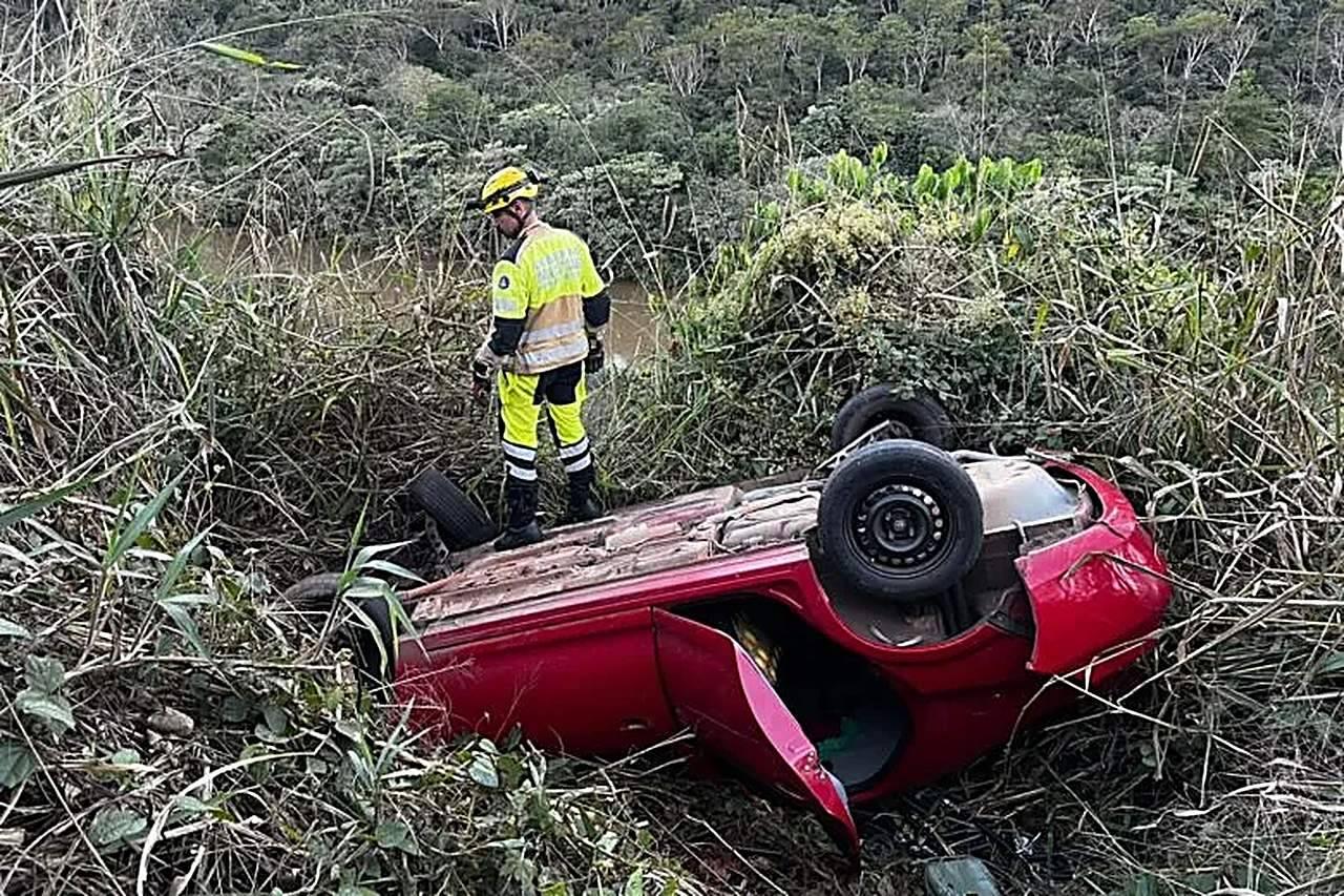 Carro capota em ribanceira de 20 metros e motorista some sem deixar rastro em João Monlevade