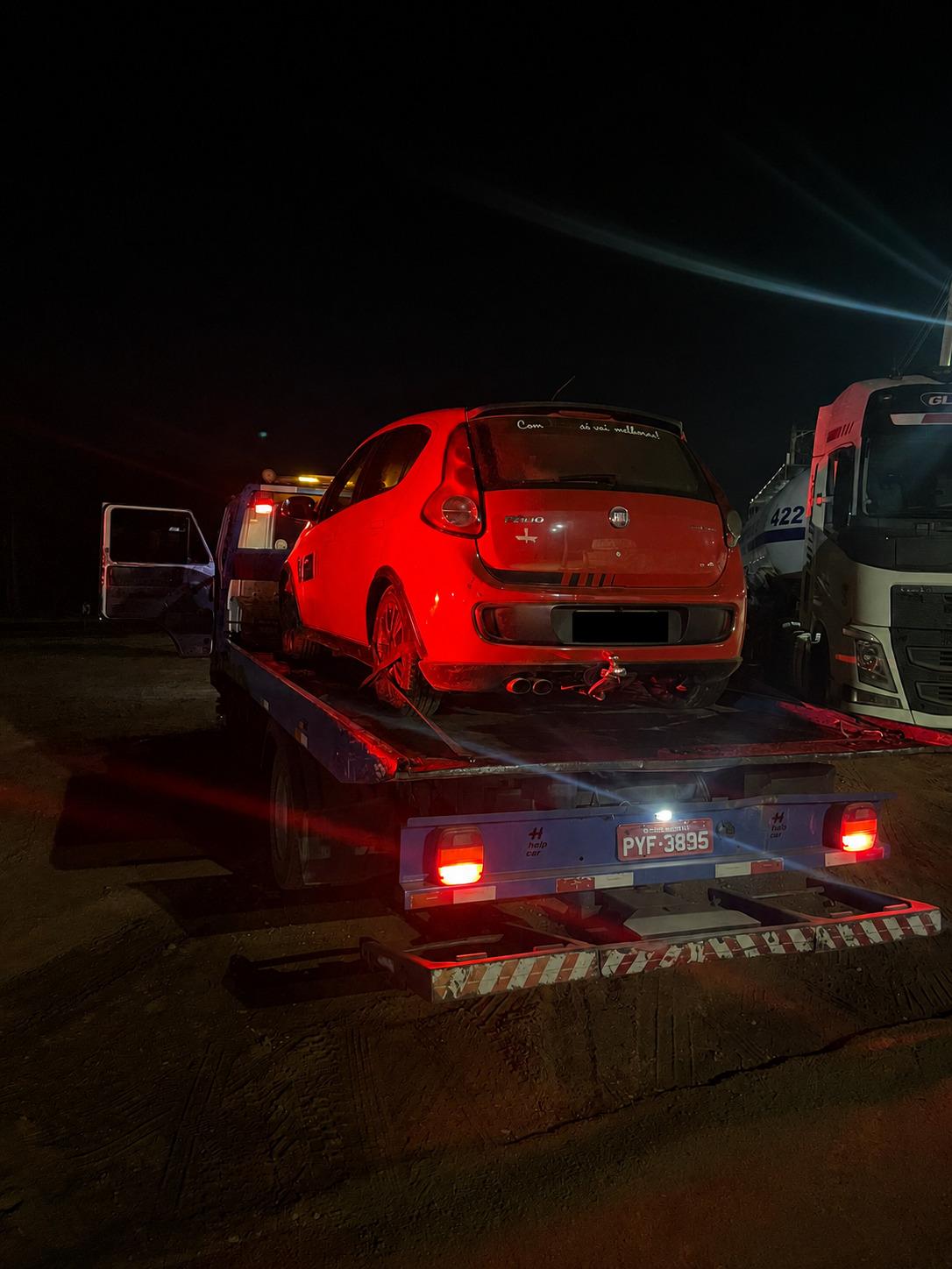 Carro com retrovisores danificados é removido ao pátio após condutor não regularizar situação em Bela Vista de Minas