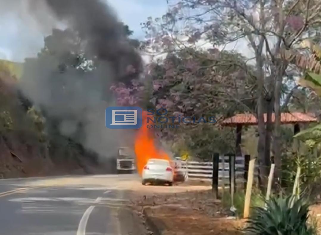 Vídeo - Fiat Linea pega fogo e fica destruído na LMG-823, entre Inhapim e São Domingos das Dores