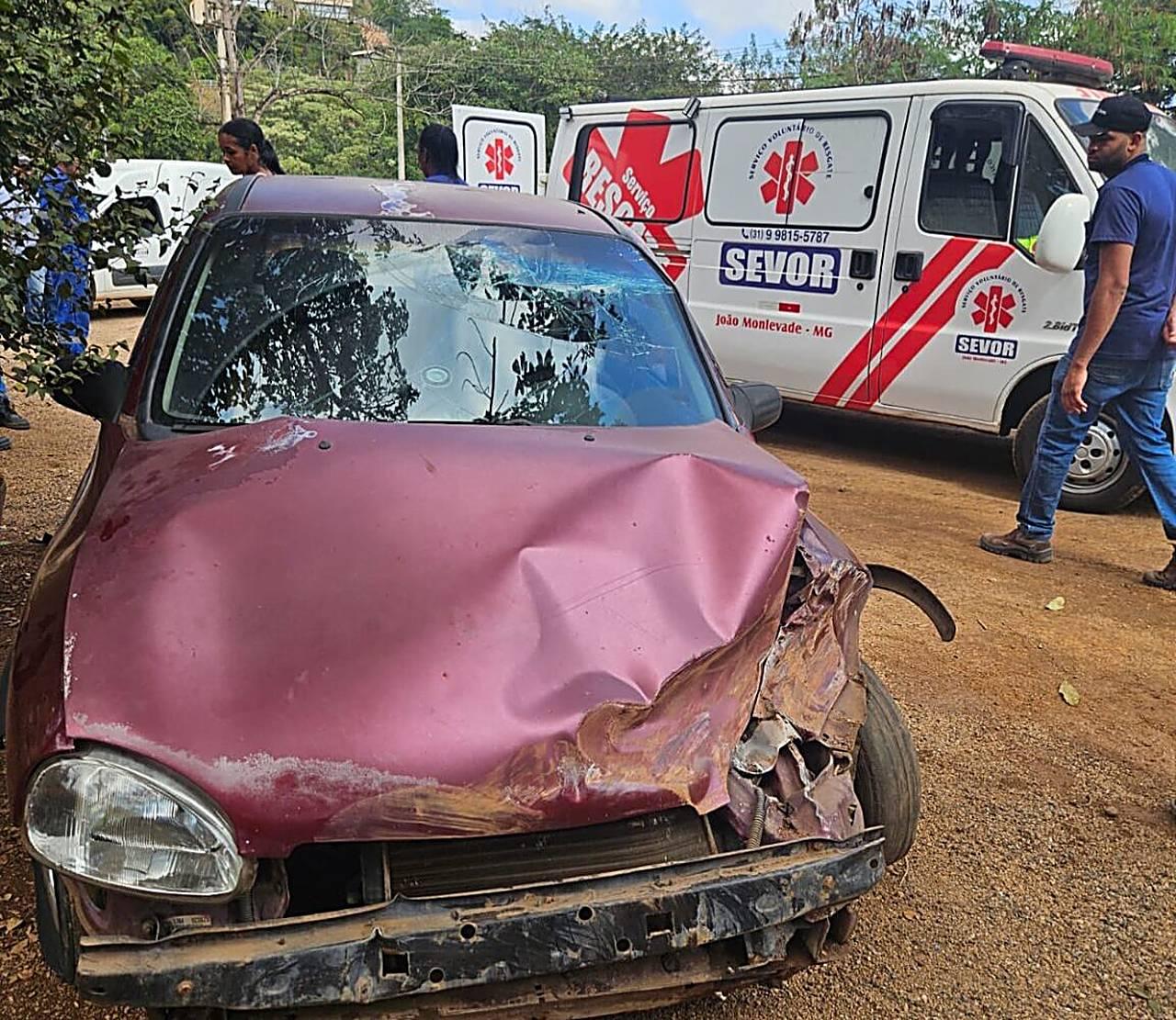 Duas mulheres ficam feridas em colisão entre carro e caminhonete em Rio Piracicaba