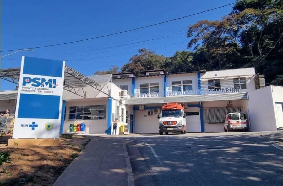 Casal fica ferido em colisão entre carro e moto na Esplanada da Estação, em Itabira