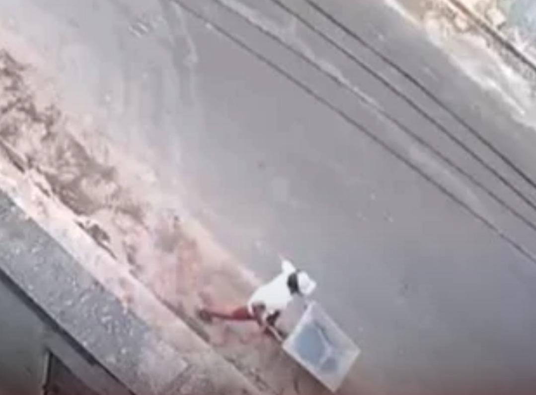 Homem é flagrado por câmeras furtando carrinho de mão em obra de Itabira