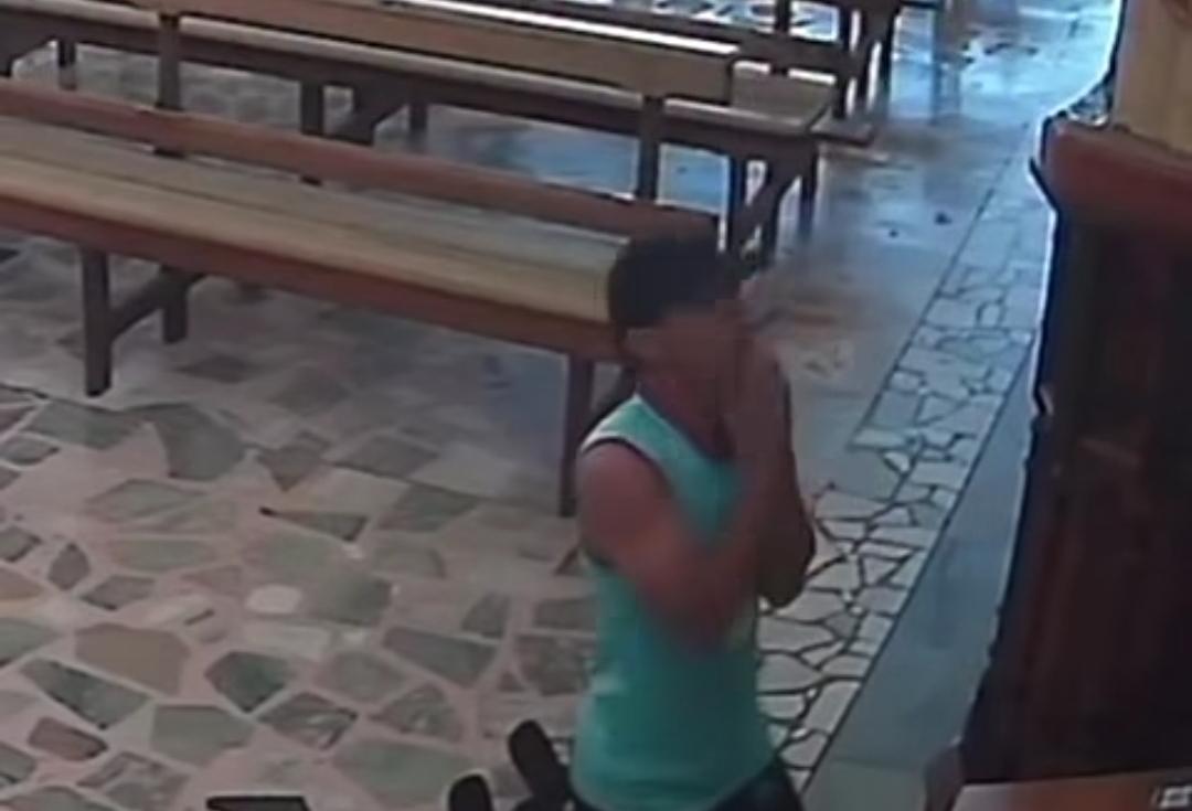 Vídeo - Homem se ajoelha e finge rezar para furtar caixa de doações de igreja em MG