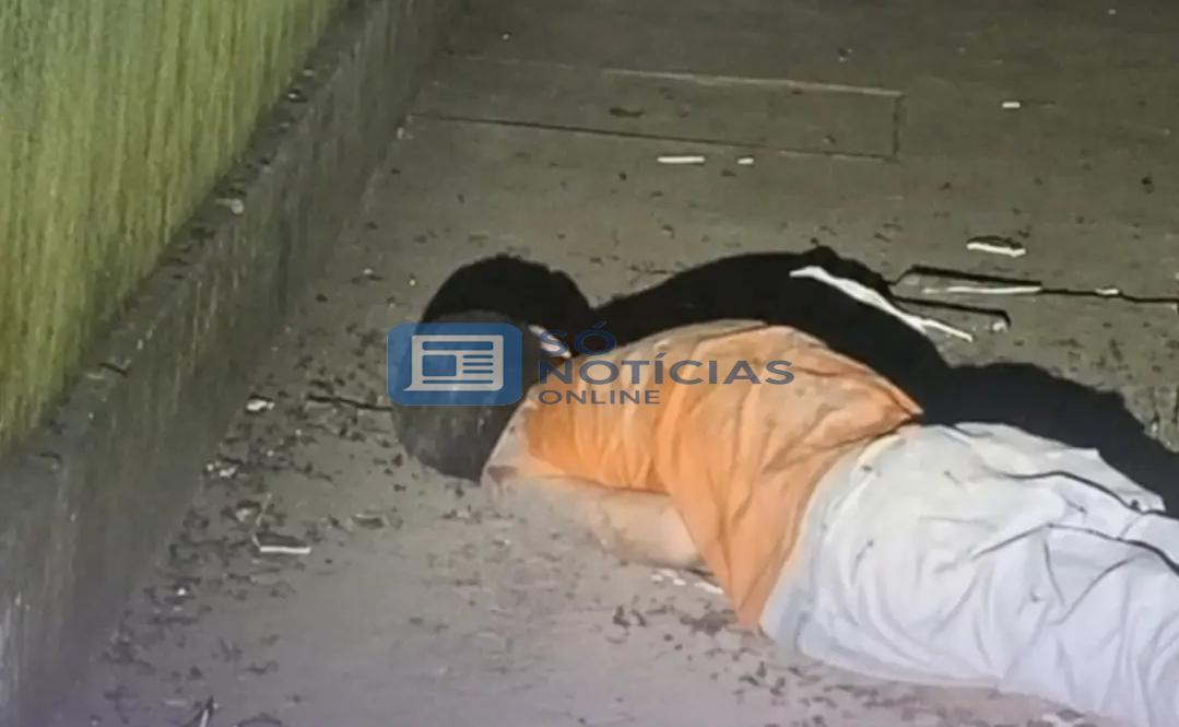 Atualização: Suspeito de furto cai de telhado durante fuga da polícia e morre em João Monlevade