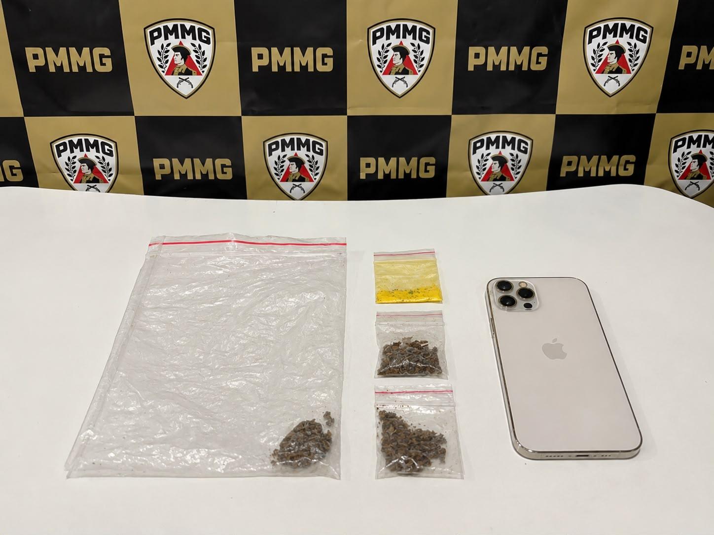 Jovem de 19 anos é preso por tráfico no bairro Praia após esconder drogas no telhado de casa vizinha em Itabira