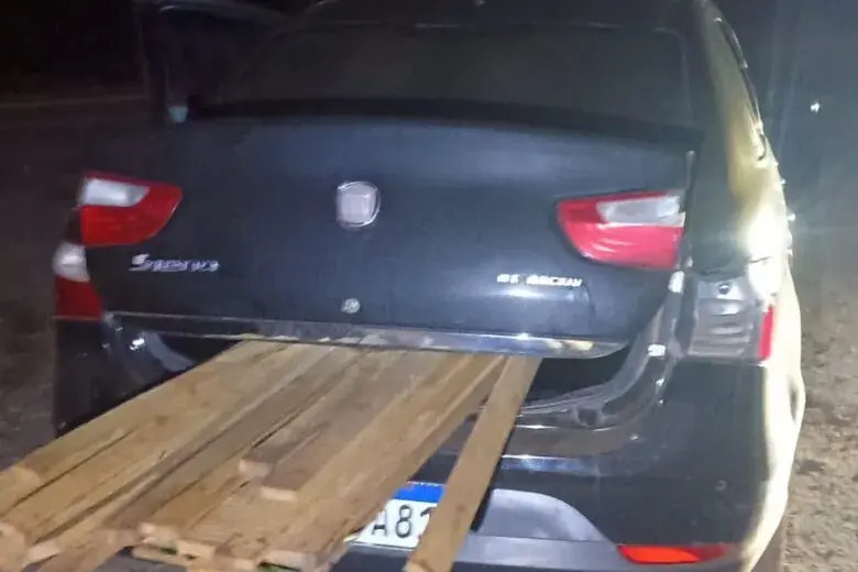 Notícias de Itabira hoje: Motorista foge para o mato e abandona carro com madeira furtada na AMG-1210