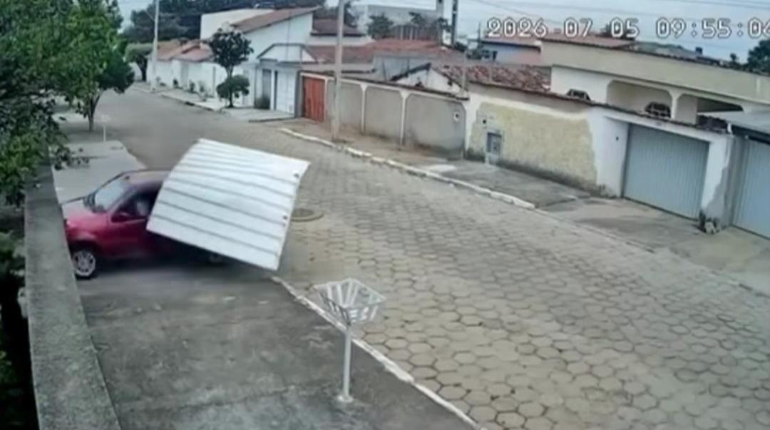 Vídeo - Ele deu ré, derrubou o próprio portão e ainda destruiu o muro do vizinho em Minas
