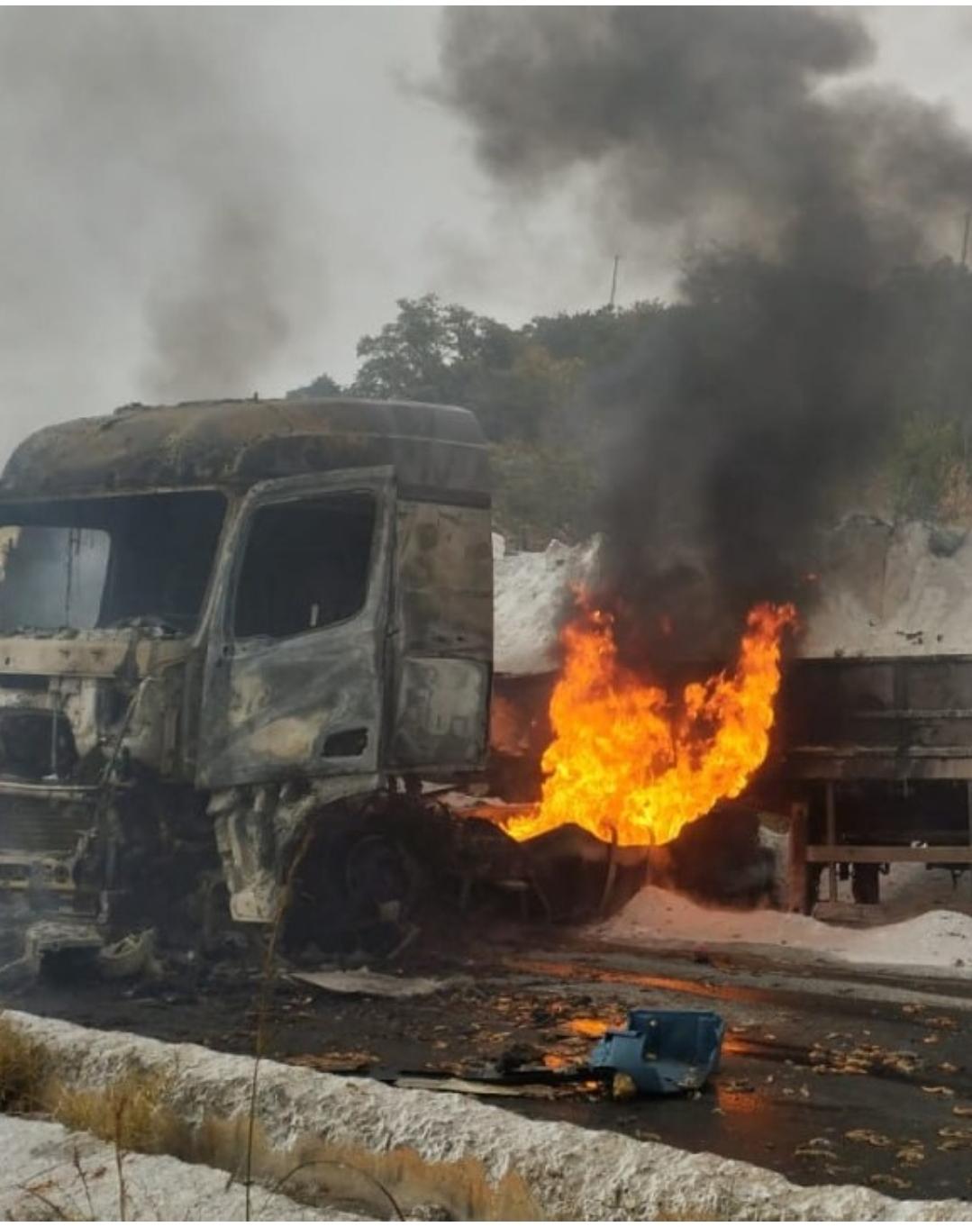Motorista morre carbonizado após grave acidente entre três caminhões na BR-251, no Norte de Minas. Veja as fotos 