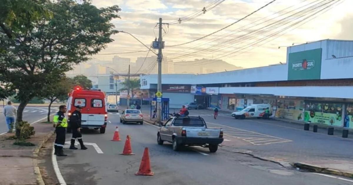 Ônibus em Itabira invade canteiro no Caminho Novo após motorista passar mal