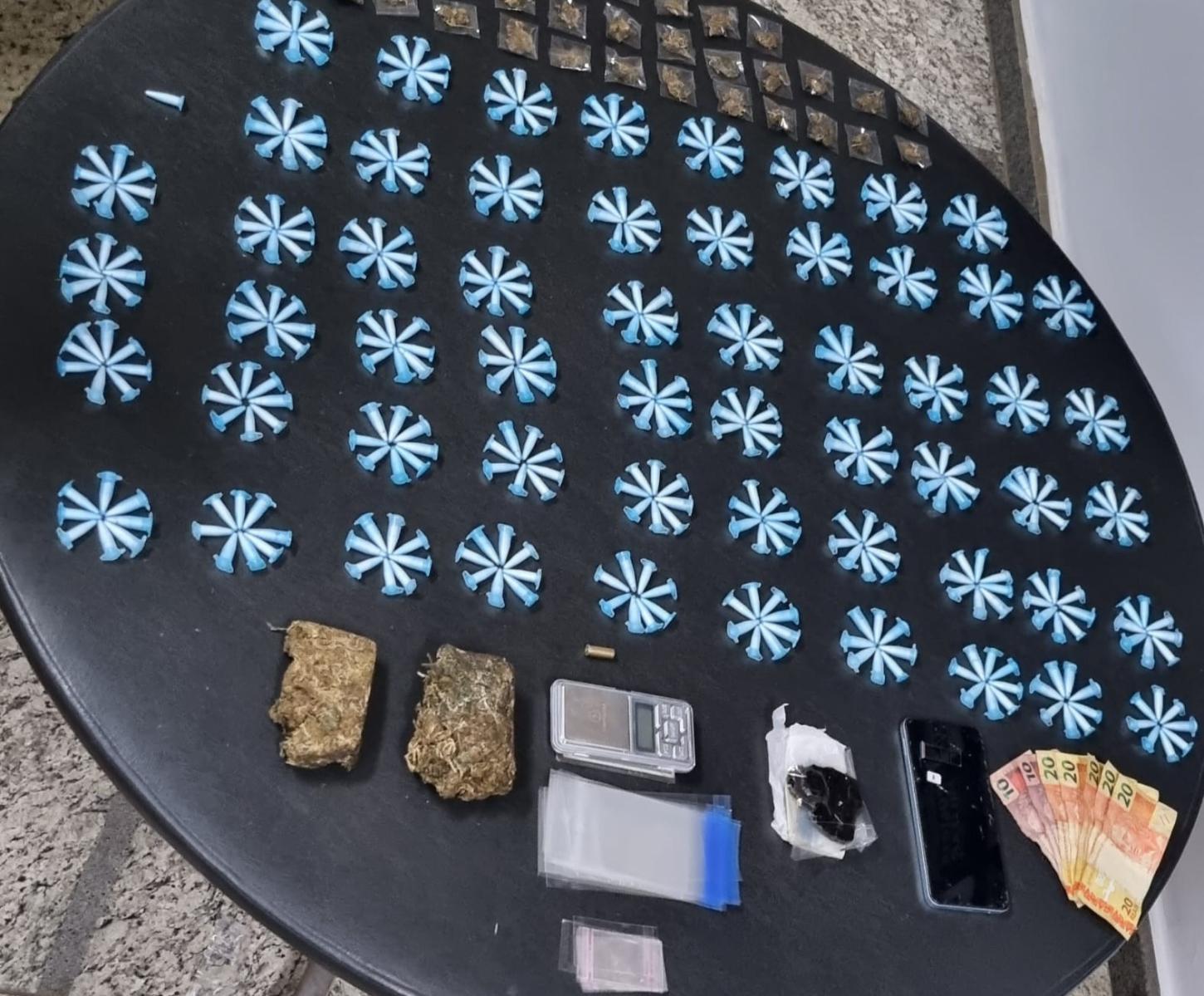 PM cumpre mandado e encontra 457 pinos de cocaína, tabletes de maconha e haxixe no quarto de suspeito em Barão de Cocais