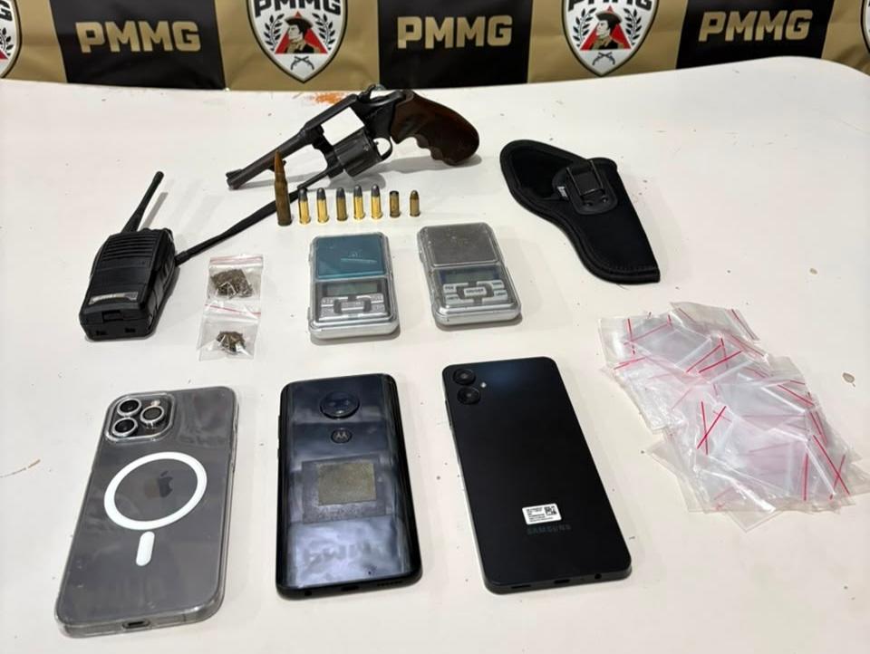 Vídeo - PM encontra munição de fuzil e revólver com suspeitos de roubo em Itabira