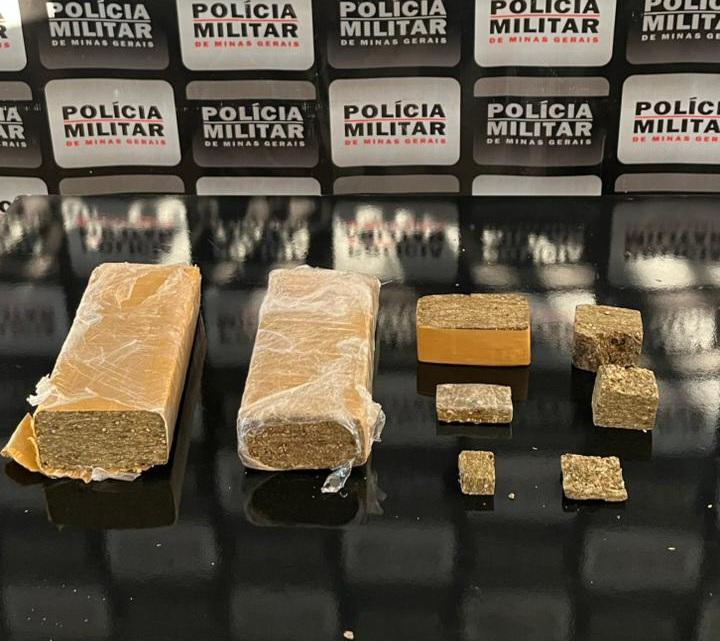 Polícia Militar prende dupla por tráfico de drogas em Santa Bárbara após perseguição