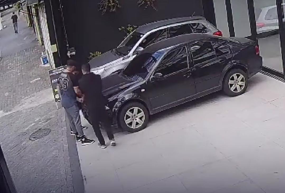 Escrivão da Polícia Civil reage a assalto durante negociação de venda de carro em São Paulo e atira contra dois suspeitos