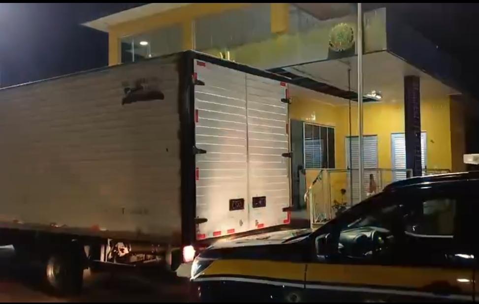 Vídeo - Perseguição na BR-381 termina com caminhão furtado recuperado em João Monlevade