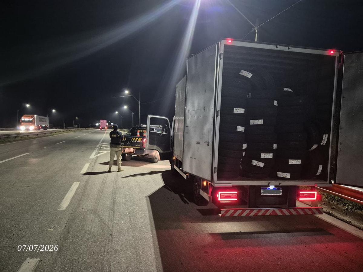 Vídeo - PRF flagra quadrilha em comboio na BR-381 e recupera caminhão clonado com pneus roubados
