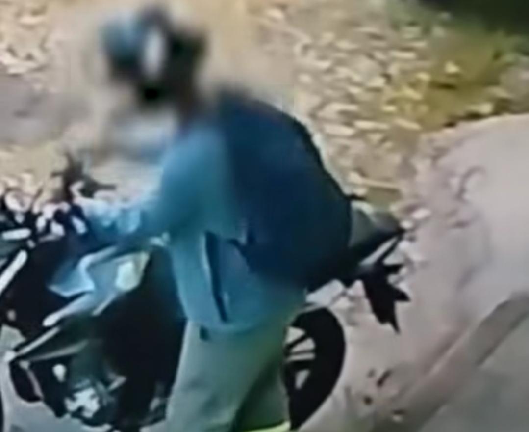 Vídeo - Trava de segurança impede furto de moto e suspeito cai ao tentar fugir em Divinópolis