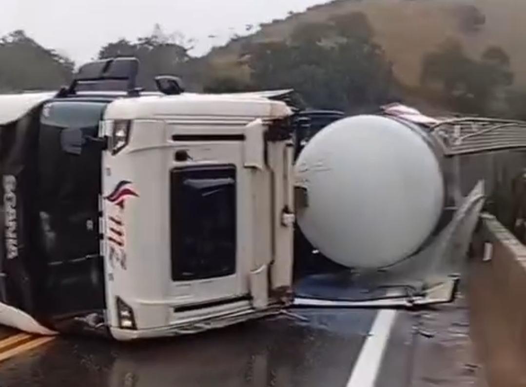 Vídeo - BR-381 fica interditada nos dois sentidos após carreta tombar em Nova Era