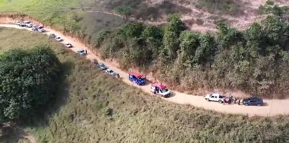 Vídeo - Motociclista de 63 anos cai em estrada vicinal e é socorrido com suspeita de traumatismo craniano em São Domingos do Prata
