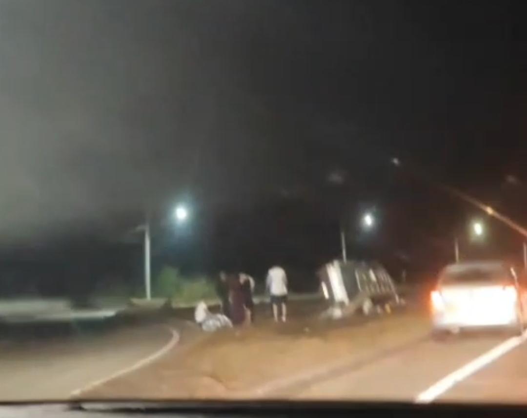 Vídeo - Motorista foge após capotamento de Fiat Uno no trevo do Itabiruçu em Itabira; adolescente ficou ferido