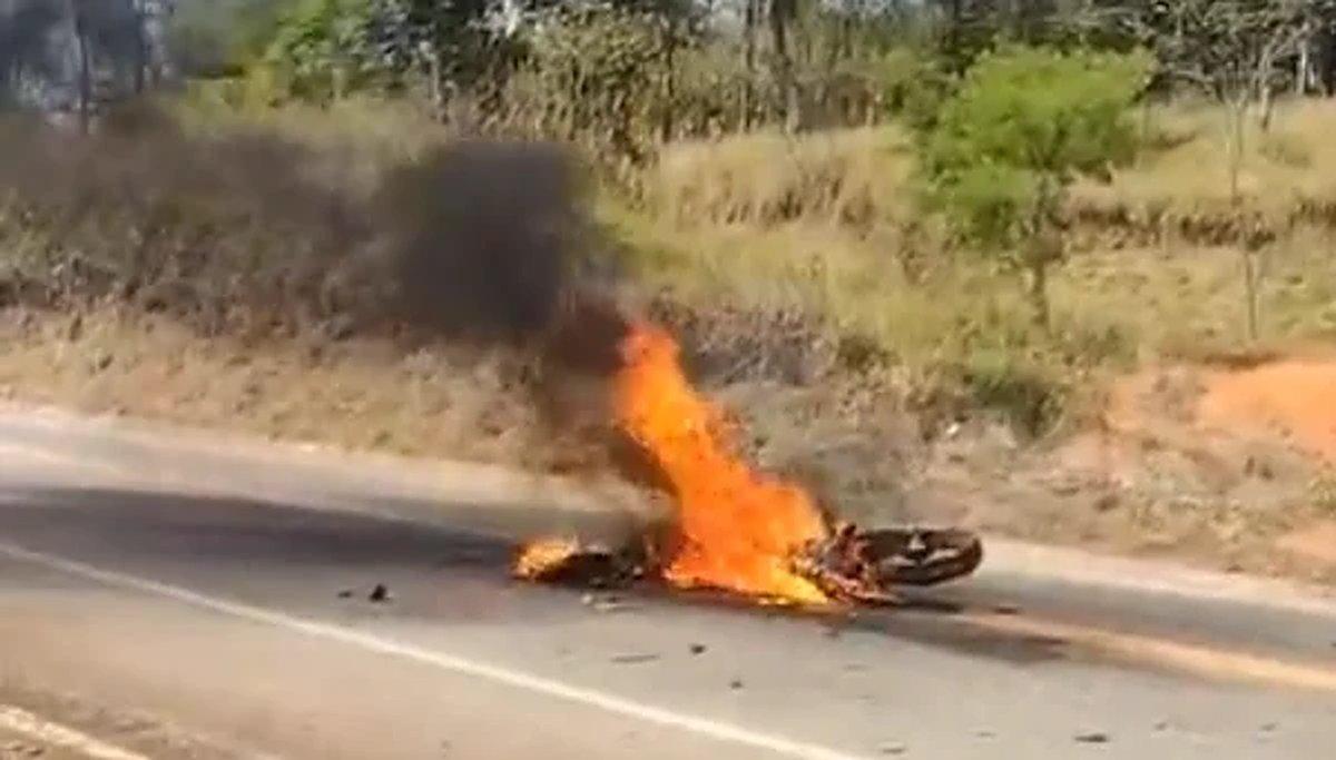 Moto pega fogo após bater de frente com carro perto de Ipoema; dois feridos