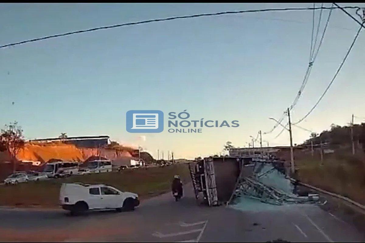 Caminhão carregado com vidros tomba na MG-129, no trevo do CDI, e deixa dois feridos em Itabira