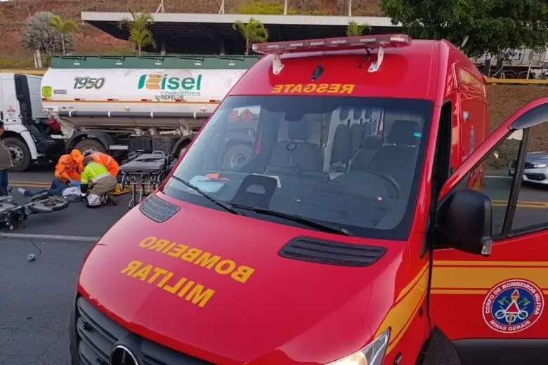Motociclista fica ferido em colisão com caminhão na BR-381 em João Monlevade; veja o que se sabe