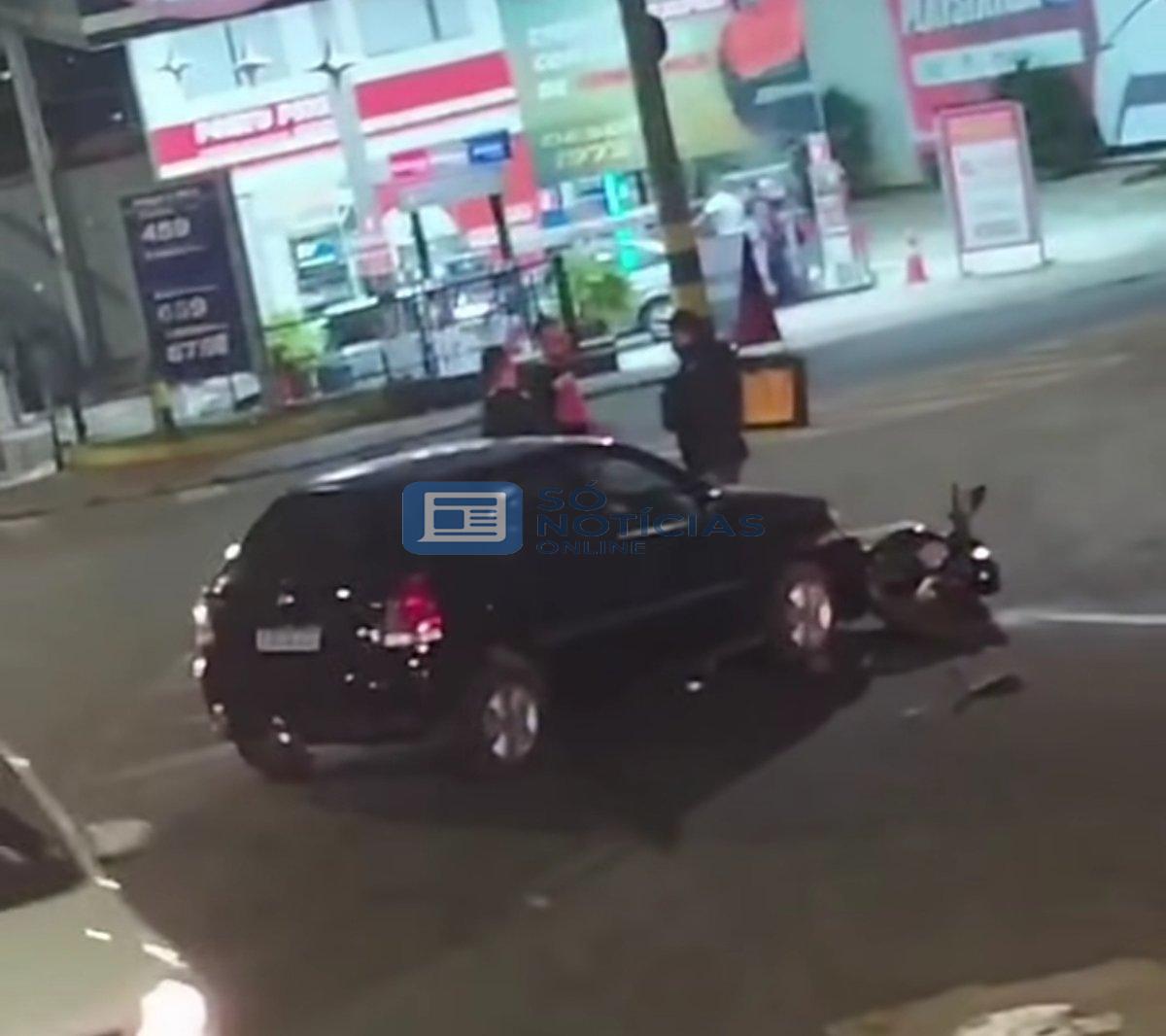 Colisão entre carro e moto deixa trânsito lento no Água Fresca, em Itabira