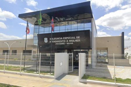 Ela fingiu ir denunciar o pai — mas o alvo real era o namorado de 73 anos