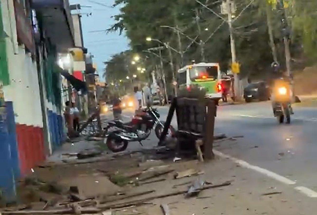 Hilux destrói parklets de dois comércios na avenida Rio Doce, em Itabira