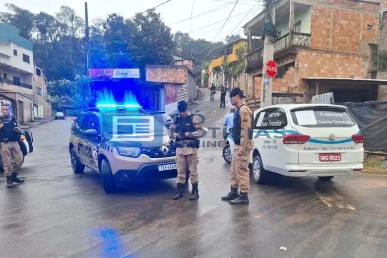 Homem é morto a tiros na Avenida Galileia, em Itabira; perícia recolhe dez cápsulas de munição