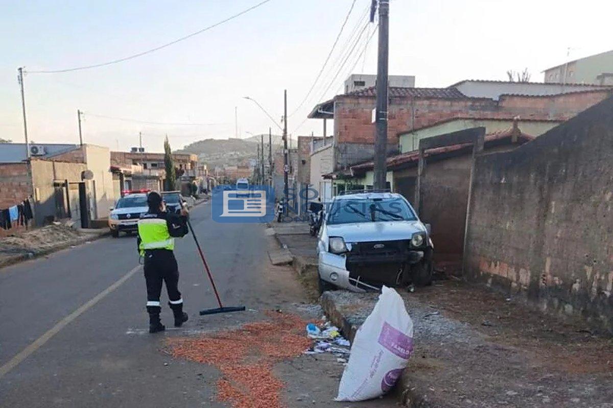 Idoso capota carro após cochilar ao volante em Itabira; fica ferido