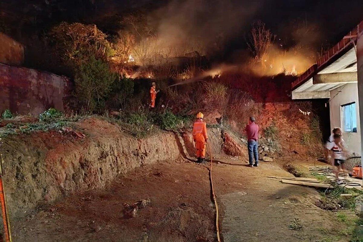 Incêndio em João Monlevade atinge terreno no bairro Planalto