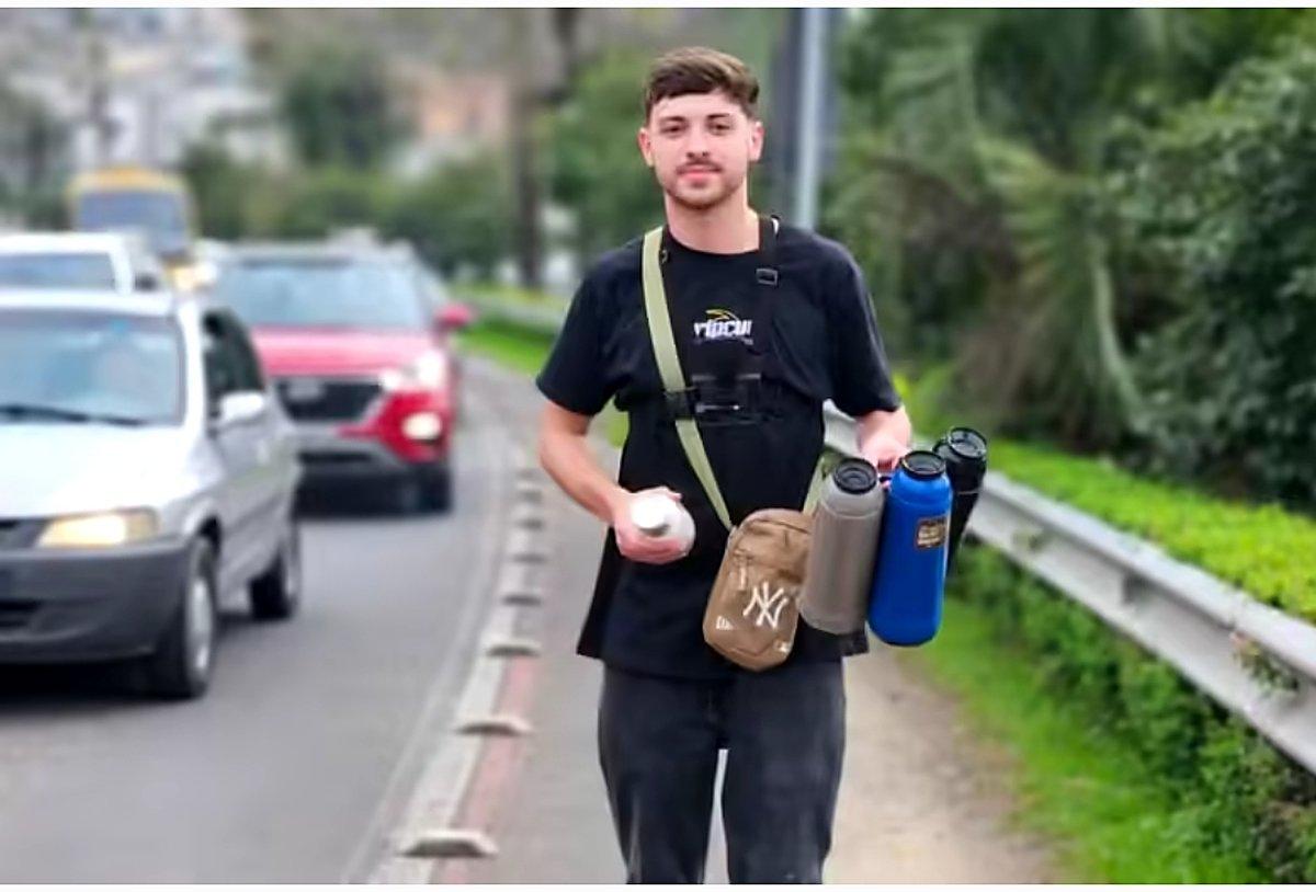 Jovem que perdeu R$ 500 mil em apostas online vende café em semáforo para ajudar a superar o vício