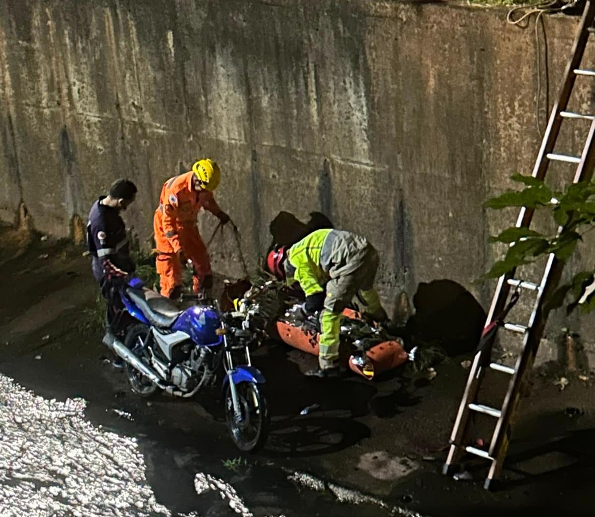 Motociclista cai dentro de canal na avenida Li Guerra, em Itabira, e fica ferido
