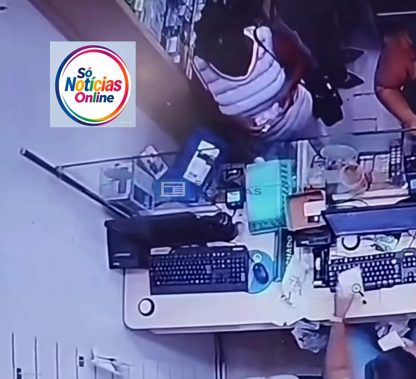 Vídeo-Mulher furta celular de idosa dentro de farmácia em João Monlevade