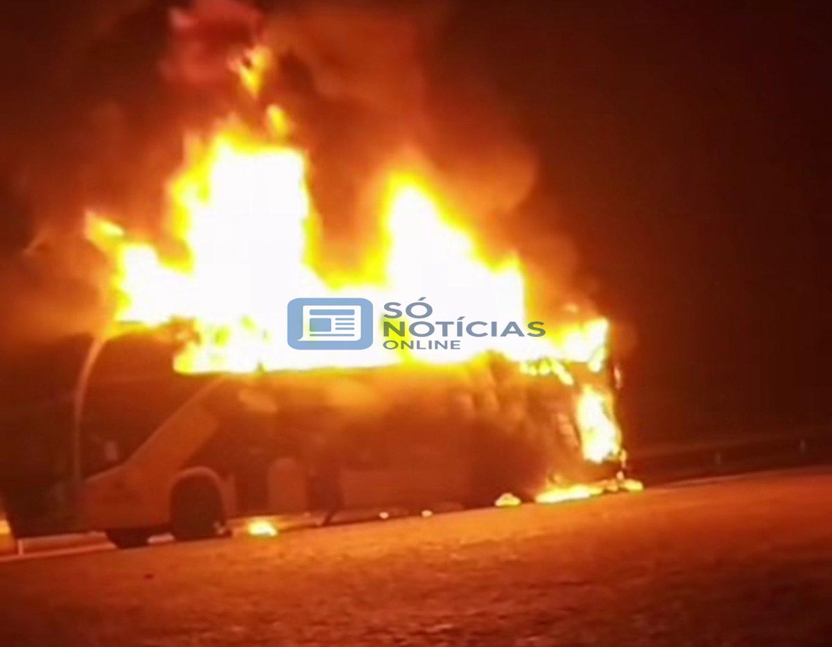 Vídeo - Ônibus da Gontijo pega fogo na BR-381 com 33 pessoas a bordo
