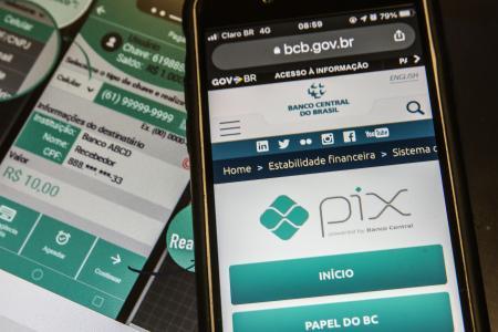 Pix fica fora do ar e usuários relatam instabilidade neste domingo (23)