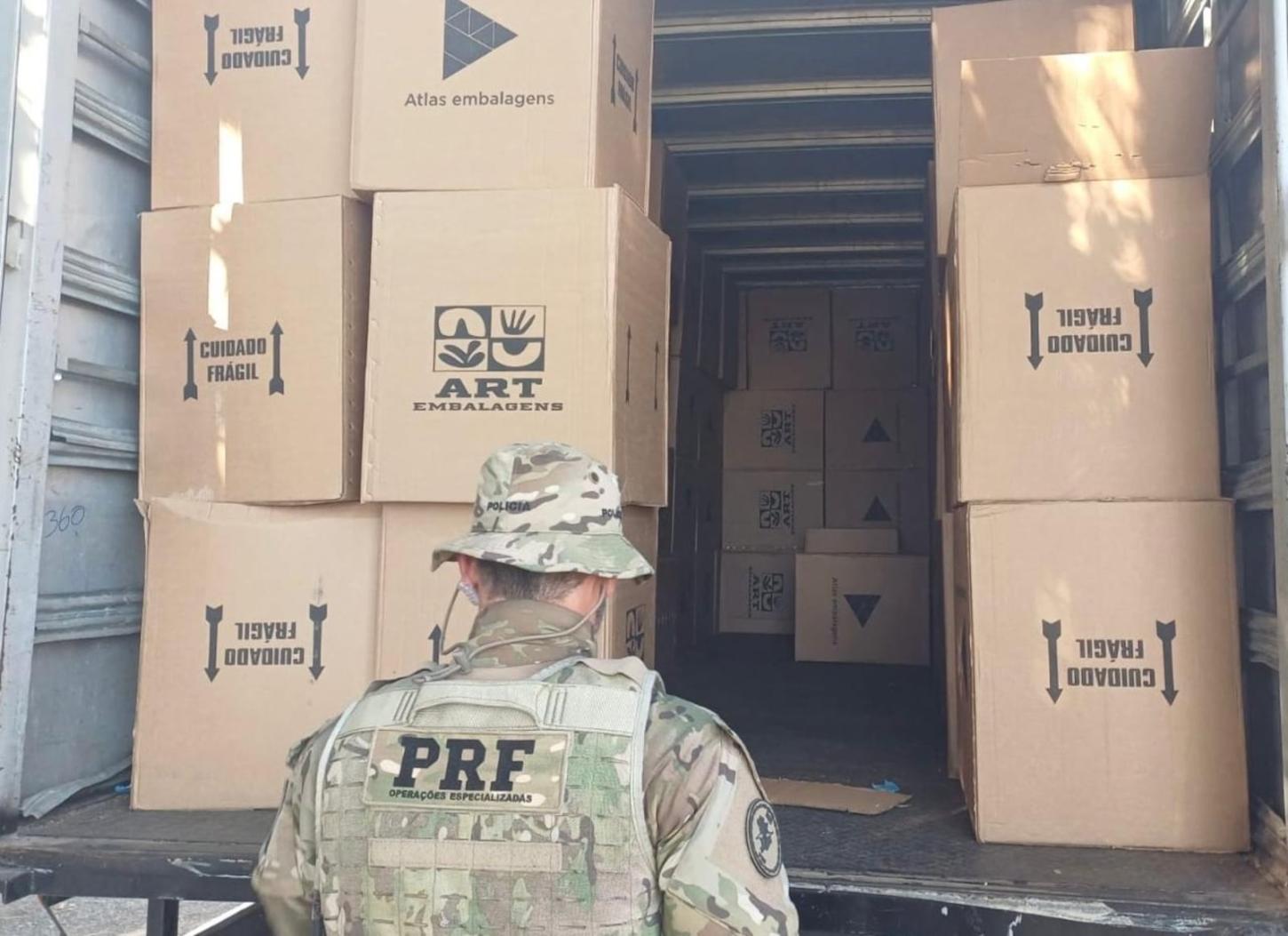 Motorista salta de caminhão em movimento para fugir da PRF na BR-262 com 75 mil maços de cigarro contrabandeado