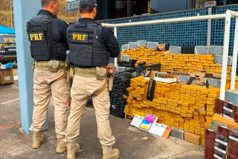 PRF apreende mais de meia tonelada de drogas, fuzil e motos adulteradas na BR-381