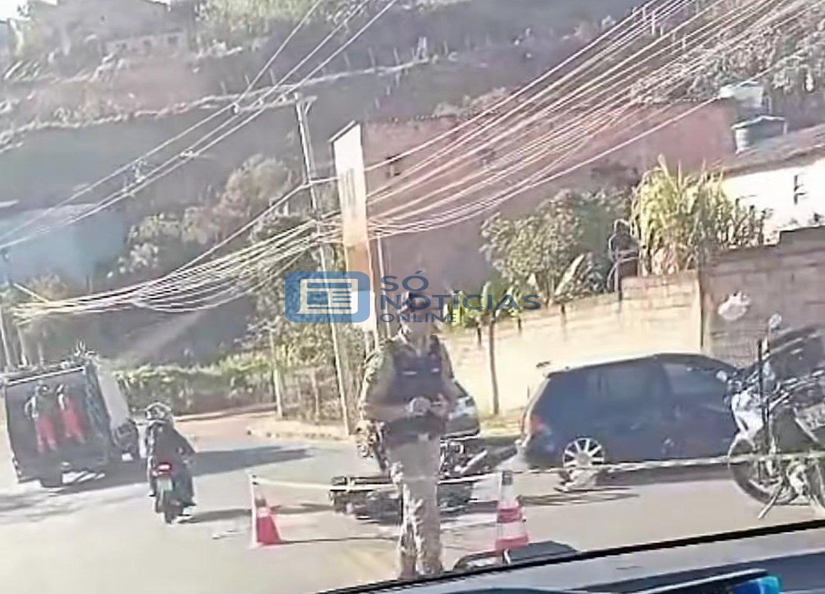 Vídeo: Colisão entre carro e moto deixa jovem ferido no bairro Fênix, em Itabira